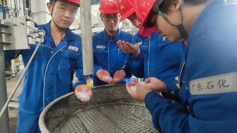 在选购塑料原料时，消费者应关注以下品质指标：